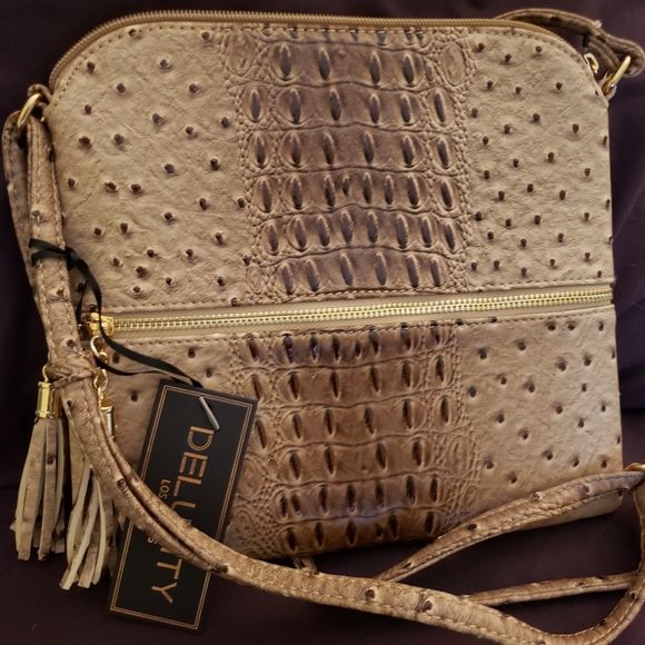 Deluxity Los Angeles Handbags - Very cute crossbody purse